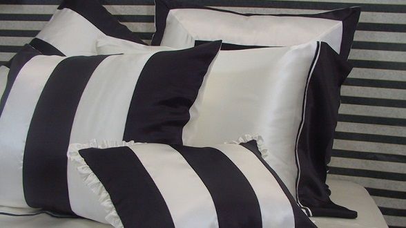 Exquisite Black & White Mulberry Silk Bedding